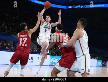 Pékin, Chine. 28 décembre 2024. Ty Leaf (2e l) des Nanjing Monkey Kings va au panier lors d'un match entre les Beijing Ducks et les Nanjing Monkey Kings lors de la saison 2024-2025 de la ligue de l'Association chinoise de basket-ball (CBA) à Pékin, Chine, Dec. 28, 2024. Crédit : Wang Kaiyan/Xinhua/Alamy Live News Banque D'Images