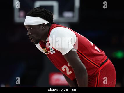 Pékin, Chine. 28 décembre 2024. Nuni Omot de Beijing Ducks réagit lors d'un match entre Beijing Ducks et Nanjing Monkey Kings lors de la saison 2024-2025 de la ligue de la Chinese Basketball Association (CBA) à Beijing, Chine, Dec. 28, 2024. Crédit : Wang Kaiyan/Xinhua/Alamy Live News Banque D'Images