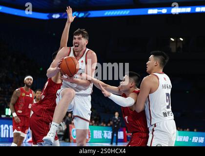 Pékin, Chine. 28 décembre 2024. Ty Leaf (C) de Nanjing Monkey Kings va au panier lors d'un match entre Beijing Ducks et Nanjing Monkey Kings lors de la saison 2024-2025 de la ligue de l'Association chinoise de basket-ball (CBA) à Pékin, Chine, Dec. 28, 2024. Crédit : Wang Kaiyan/Xinhua/Alamy Live News Banque D'Images