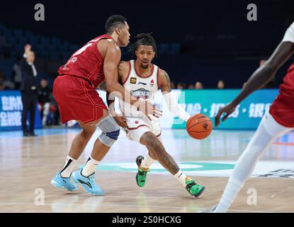 Pékin, Chine. 28 décembre 2024. Jordan Floyd (R) de Nanjing Monkey Kings fait une percée lors d'un match entre Beijing Ducks et Nanjing Monkey Kings lors de la saison 2024-2025 de la ligue de la Chinese Basketball Association (CBA) à Pékin, Chine, Dec. 28, 2024. Crédit : Wang Kaiyan/Xinhua/Alamy Live News Banque D'Images
