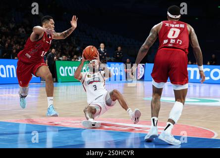 Pékin, Chine. 28 décembre 2024. Jalen Harris (C) de Nanjing Monkey Kings passe le ballon lors d'un match entre Beijing Ducks et Nanjing Monkey Kings lors de la saison 2024-2025 de la ligue de la Chinese Basketball Association (CBA) à Pékin, Chine, Dec. 28, 2024. Crédit : Wang Kaiyan/Xinhua/Alamy Live News Banque D'Images