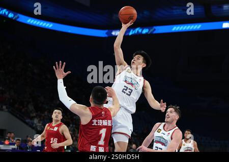 Pékin, Chine. 28 décembre 2024. Lin Wei (UP) de Nanjing Monkey Kings va au panier lors d'un match entre Beijing Ducks et Nanjing Monkey Kings lors de la saison 2024-2025 de la ligue de la Chinese Basketball Association (CBA) à Pékin, Chine, Dec. 28, 2024. Crédit : Wang Kaiyan/Xinhua/Alamy Live News Banque D'Images