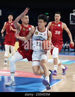 Pékin, Chine. 28 décembre 2024. Lin Wei (avant R) des Nanjing Monkey Kings perce lors d'un match entre Beijing Ducks et Nanjing Monkey Kings lors de la saison 2024-2025 de la ligue de l'Association chinoise de basket-ball (CBA) à Pékin, Chine, Dec. 28, 2024. Crédit : Wang Kaiyan/Xinhua/Alamy Live News Banque D'Images