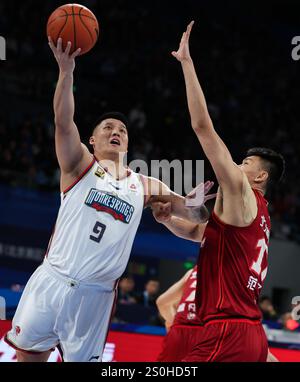Pékin, Chine. 28 décembre 2024. Zeng Fanri (G) de Nanjing Monkey Kings va au panier lors d'un match entre Beijing Ducks et Nanjing Monkey Kings lors de la saison 2024-2025 de la ligue de la Chinese Basketball Association (CBA) à Pékin, Chine, Dec. 28, 2024. Crédit : Wang Kaiyan/Xinhua/Alamy Live News Banque D'Images