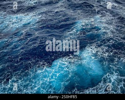 La puissance indomptée de l'océan est capturée dans cette image fascinante, mettant en valeur l'interaction dynamique des vagues et des courants dans un affichage vivant de nat Banque D'Images