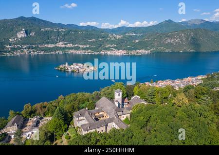 Vue aérienne du Sacro Monte d'Orta et de l'île de San Giulio sur le lac d'Orta en été. Lac d'Orta, Province de Novara, Piémont, Italie. Banque D'Images