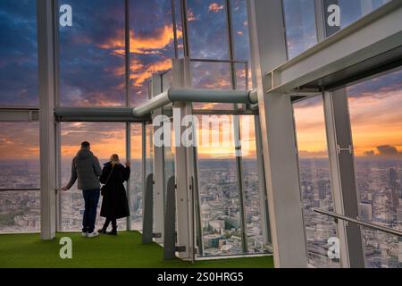 Coucher de soleil, gens regardant la ville, vues depuis The Shard, Londres, Angleterre, Royaume-Uni Banque D'Images