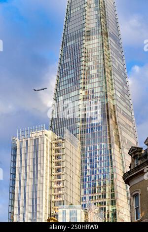 Avion, The Shard, bâtiments du quartier financier, Londres, Angleterre, Royaume-Uni Banque D'Images