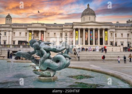 Sirènes et statue de dauphin, les fontaines, Trafalgar Square, National Gallery, West End, Londres, Angleterre, Royaume-Uni Banque D'Images