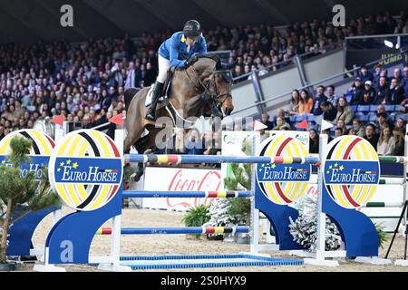 Christian Ahlmann d'Allemagne avec D'aganix 2000 Z lors de la compétition Leon Melchior au Jumping Malines le 27 décembre 2024, Malines, Belgique (photo de Maxime David - MXIMD Pictures) crédit : MXIMD Pictures/Alamy Live News Banque D'Images