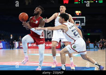 Pékin, Chine. 28 décembre 2024. Eugene German (l) de Beijing Ducks se fraye un rôle lors d'un match entre Beijing Ducks et Nanjing Monkey Kings lors de la saison 2024-2025 de la ligue de l'Association chinoise de basket-ball (CBA) à Pékin, Chine, 28 décembre 2024. Crédit : Wang Kaiyan/Xinhua/Alamy Live News Banque D'Images