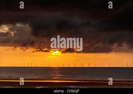 Coucher de soleil sur la mer d'Irlande et la plage de Rhyl, côte nord du pays de Galles Banque D'Images