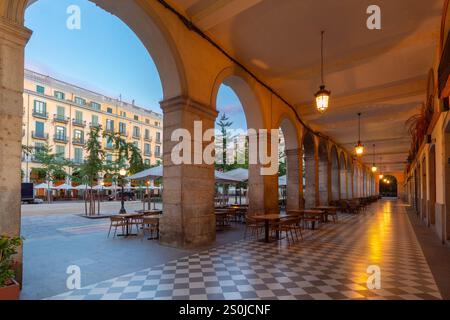 Vue en soirée de l'arche avec un plancher en damier sur la place de l'indépendance, Gérone, Espagne, Catalogne Banque D'Images