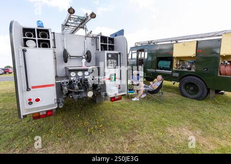 Deux anciens pompiers militaires connus sous le nom de Green Goddesses sont exposés lors d'une journée portes ouvertes du British Cold War Museum sur le site de ce qui était RAF Bentwaters Banque D'Images