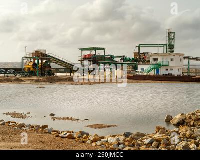Las Salinas de Torrevieja - Vintage Salt Harvester dans la zone humide internationalement reconnue avec une longue histoire d'exploitation du sel. Les Lagunas de la Mat Banque D'Images
