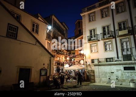 Festivités du soir au Largo do Chafariz de Dentro, Alfama - Lisbonne, Portugal Banque D'Images