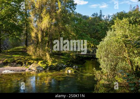 Passerelle au-dessus de Great Langdale Beck à Chapel Stile dans le parc national du Lake District, Cumbria, Angleterre. Banque D'Images