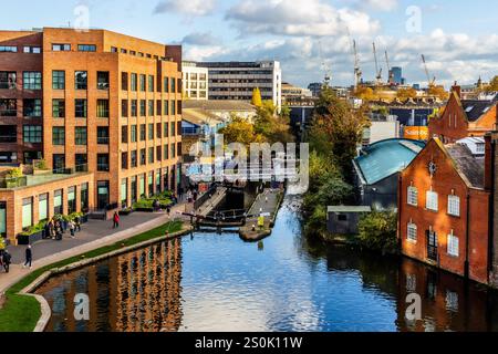 Camden Lock regardant vers l'est, Kings Cross et la ville de Londres. C'est une partie nouvellement construite du canal, avec des magasins et des bureaux et des commerces de détail Banque D'Images