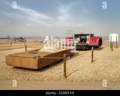 Las Salinas de Torrevieja - Vintage Salt Harvester dans la zone humide internationalement reconnue avec une longue histoire d'exploitation du sel. Les Lagunas de la Mat Banque D'Images