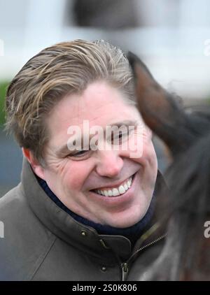 Newbury, Royaume-Uni. 28 décembre 2024. L’entraîneur Dan Skelton célèbre dans l’enceinte des vainqueurs après avoir remporté l’haie des novices de Coral Challow 2,55 avec le New Lion à l’hippodrome de Newbury, Newbury photo de Paul Blake/Alamy Sports News Banque D'Images