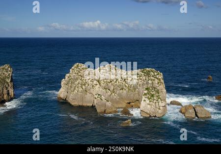 Partie côtière de Cantabrie dans le nord de l'Espagne, érodé la Costa Quebrada, c'est-à-dire la côte brisée Banque D'Images
