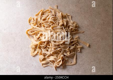Vue de dessus de nouilles de pâtes fettuccine crues faites à la main Banque D'Images