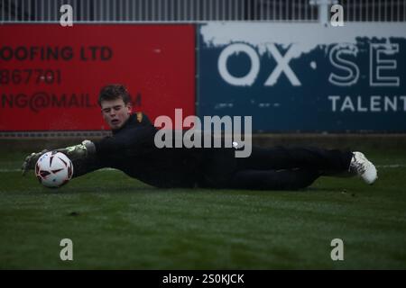 Jacob Humphries de Leamington se réchauffe avant le match de la National League North entre Brackley Town et Leamington. Banque D'Images