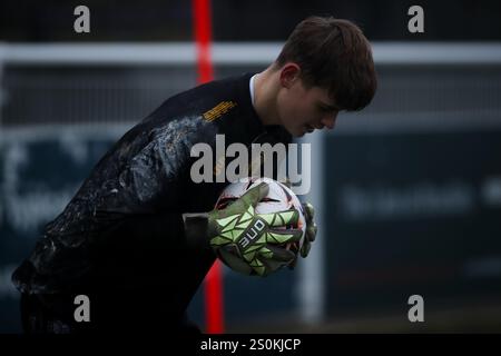 Jacob Humphries de Leamington se réchauffe avant le match de la National League North entre Brackley Town et Leamington. Banque D'Images