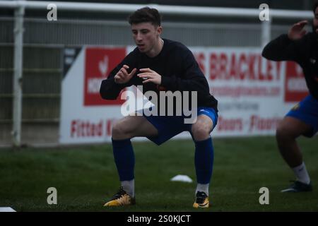 Callum Stewart de Leamington se réchauffe avant le match de la National League North entre Brackley Town et Leamington. Banque D'Images