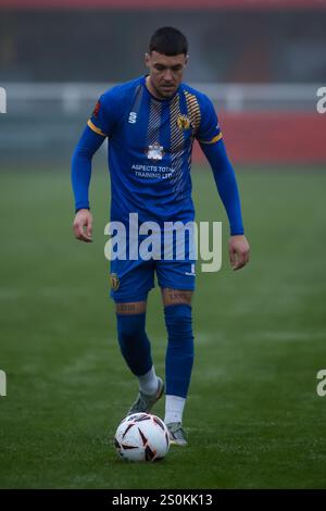 Henry Landers de Leamington s'aligne pour prendre un coup franc lors du match de la National League North entre Brackley Town et Leamington. Banque D'Images