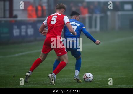 Henry Landers de Leamington et Jake Griffin de Brackley Town veulent le ballon pendant le match de la National League North entre Brackley Town et Leamington Banque D'Images