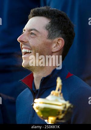 25 septembre 2018 ; Paris, FRA ; Rory McIlroy photographié lors de la séance de photographie de l'équipe européenne avant une manche d'entraînement de la Ryder Cup au Golf National. Banque D'Images