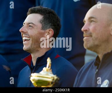 25 septembre 2018 ; Paris, FRA ; le capitaine européen Thomas Bjorn tient la Ryder Cup avec Rory McIlroy (à gauche) lors de la séance de photographie de l'équipe européenne avant une manche d'entraînement de la Ryder Cup au Golf National. Banque D'Images