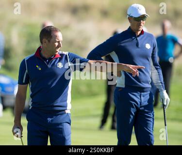 25 septembre 2018 ; Paris, FRA ; les joueurs européens Sergio Garcia et Henrik Stenson sur le 9e green lors d'une manche d'entraînement de la Ryder Cup au Golf National. Banque D'Images