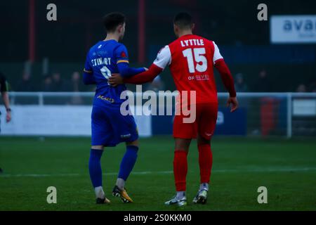 Callum Stewart de Leamington et Tyler Lyttle de Brackley Town lors du match de la National League North entre Brackley Town et Leamington. Banque D'Images