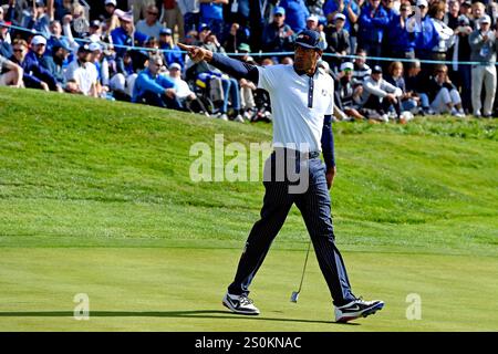 29 septembre 2018 ; Paris, FRA ; le golfeur américain Tony Finau célèbre un putt sur le 16e green lors des matchs de la Ryder Cup samedi matin au Golf National. Banque D'Images