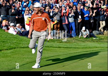 29 septembre 2018 ; Paris, FRA ; Europe le golfeur Tommy Fleetwood célèbre le 12e green lors des matchs de la Ryder Cup samedi après-midi au Golf National. Banque D'Images