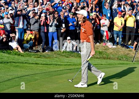 29 septembre 2018 ; Paris, FRA ; Europe le golfeur Tommy Fleetwood célèbre le 12e green lors des matchs de la Ryder Cup samedi après-midi au Golf National. Banque D'Images