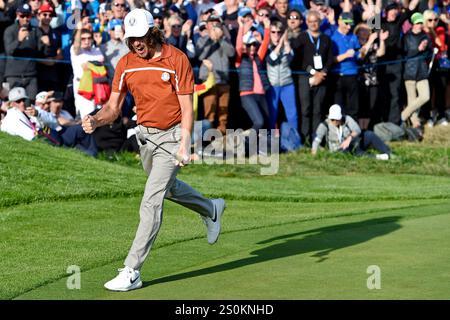 29 septembre 2018 ; Paris, FRA ; Europe le golfeur Tommy Fleetwood célèbre le 12e green lors des matchs de la Ryder Cup samedi après-midi au Golf National. Banque D'Images