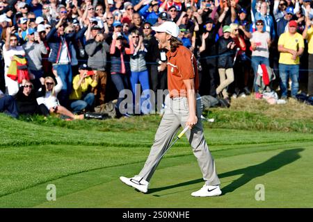 29 septembre 2018 ; Paris, FRA ; Europe le golfeur Tommy Fleetwood célèbre le 12e green lors des matchs de la Ryder Cup samedi après-midi au Golf National. Banque D'Images