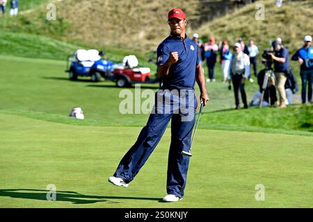 30 septembre 2018 ; Paris, FRA ; le golfeur américain Tiger Woods réagit à son birdie sur le 12e green lors des matchs simples du dimanche au Golf National. Banque D'Images