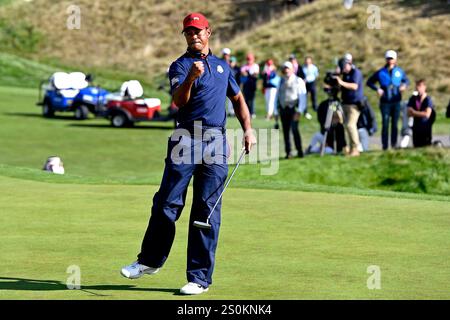 30 septembre 2018 ; Paris, FRA ; le golfeur américain Tiger Woods réagit à son birdie sur le 12e green lors des matchs simples du dimanche au Golf National. Banque D'Images