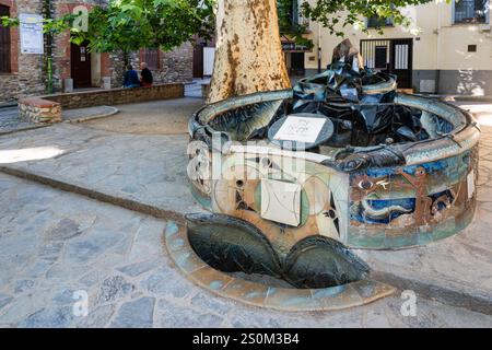 Sculpture de fontaine par Pablo Picassso dans le centre historique de Cerét, Occitanie, France Banque D'Images