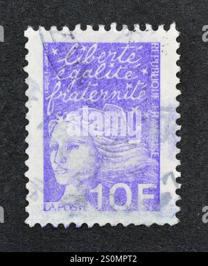 Timbre-poste oblitéré imprimé par la France, qui montre Marianne type Luquet, vers 2002. Banque D'Images