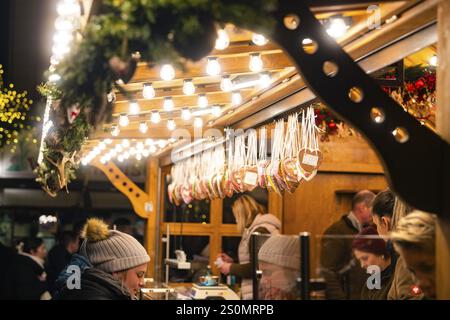 Un stand de Noël avec des coeurs en pain d'épices, entouré de lumières et de clients, marché de Noël Ludwigsburg, Allemagne, Europe Banque D'Images