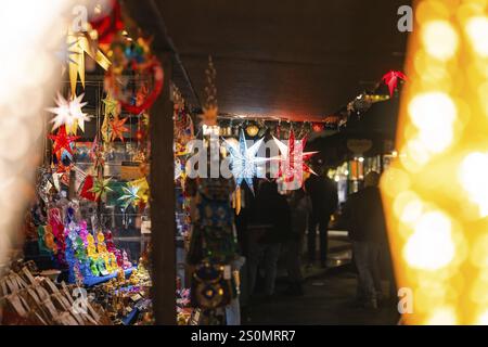 Diverses étoiles colorées suspendues dans un étal de marché illuminé festivement la nuit, marché de Noël Ludwigsburg, Allemagne, Europe Banque D'Images