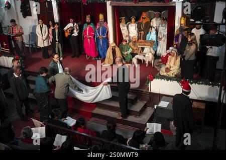 Des artistes se produisent dans une nativité représentant la naissance de l'enfant Jésus la veille de Noël, dans une église le 24 décembre 2023 à Guwahati, en Inde. Noël Banque D'Images