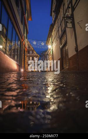 Ruelle pavée humide dans la vieille ville historique illuminée de lumières de Noël, romantique et rêveuse, marché de Noël Calw, Forêt Noire, Allemagne, Europ Banque D'Images