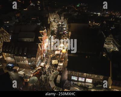 Vue aérienne du soir d'un marché de Noël lumineux dans la ville, marché de Noël Calw, Forêt Noire, Allemagne, Europe Banque D'Images