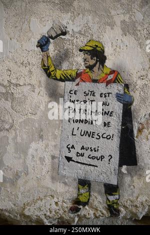 MAUSA VAUBAN, Museum of Urban Art and Street Art, forteresse de neuf-Brisach, France, Europe, graffiti d'un homme en costume jaune tenant une pancarte avec un ONU Banque D'Images